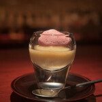 バー ル・サロン - ウォッカベースの桃のフローズンカクテルに赤ワインのムースを添えて