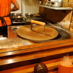 ガネーシャ - 厨房②　ナンを焼く窯
