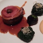 仔羊鞍下肉のプルーン詰め