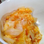 みなと食堂 - 玉子割りました（玉子の黄身も旨い）