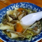 みなと食堂 - 追加料金で煎餅汁に。（煎餅多くてこれも腹パンになる、茸も旨い）