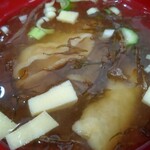 みなと食堂 - 丼に付いてくる海藻入り味噌汁（煎餅入りでこれも旨いよ）