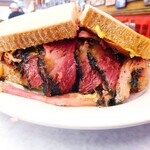 KATZ'S DELICATESSEN - パストラミサンドイッチ