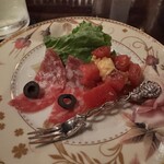 バー　アルシェ - この日のお通し。ハム類、ブラックオリーブ、トマト、モツァレラチーズ等
