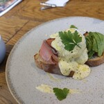 LATTE GRAPHIC 武蔵小杉 - アボカドサーモンベネディクト¥858