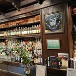 バー　アルシェ - カウンター左にはジャパニーズウイスキーやカクテル用のリキュール等がギッシリ