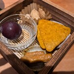 The Highball stand  - お通し：手前がキャラメルかりんとう