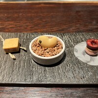YAKITORI 燃 es - 鴨テリーヌ、スモークチキンのビスケット、鳥のパテとサプレ
