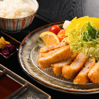 串揚げ8本セットや薩摩黒豚のとんかつなどランチメニューも充実