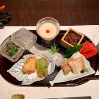 ぎんざ 一二岐 - 八寸は肉そぼろ、金時草と冬瓜ほぐしの出汁浸し、ささみ梅肉巻揚げ、焼穴子、豆乳豆腐