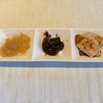 チャイニーズ 芹菜 - 前菜3種　クラゲの和え物
                                甘エビ紹興酒漬け、蒸し鶏のニンニク醤油