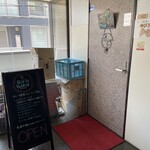 カレー喫茶 チャーリー大船 - 入り口。入りづらい（笑）