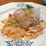 華都飯店 OsakaMetro本町ビル店 - 中国式刺身サラダ(鯛)