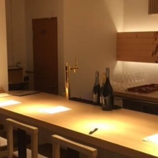 お仕事帰りや大切な接待、ご家族でのお食事にも最適な和空間