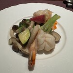 中国料理 神戸壺中天 - 海老と季節野菜の塩味炒め