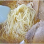 夢屋 - 麺はこんな感じ。よくある多加水麺です。若干柔らかめだったかな。