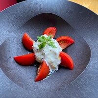 フルーツトマトと、湯葉ブラータチーズ