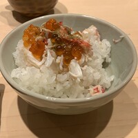 湘南沖地蟹専門店ふじ月 - 蒸し蟹、蟹味噌、醤油、いくらをのせて漁師風