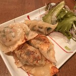 梅田 日本酒 ワイン 隠れ家 リール食堂 - 河内鴨にら餃子