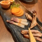 梅田 日本酒 ワイン 隠れ家 リール食堂 - 自家製スモークの盛り合わせ