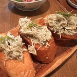 梅田 日本酒 ワイン 隠れ家 リール食堂 - しらすのペペロンチーノブルスケッタ