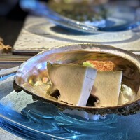 日本料理 TOBIUME - ＊カットされた断面が美しく、見惚れますね。 いつもながら気風のいい出し方で、この厚みがスゴイ！他店でこんな厚みにカットされるお店はないでしょう。