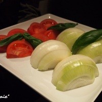 京橋 婆娑羅 - ■ミシュラン1つ星を獲得した名物「トマトすき焼き」の具材にはバジルも！