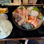 魚笑 - 刺身が１切れが超でかい(笑)６種類