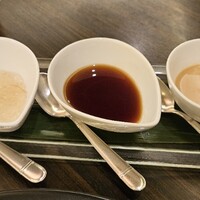 中国料理 彩龍 - 冷麺のタレは3種類、左からXO醤ジュレ、醤油ダレ、胡麻ダレ