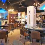 ペンギンのいるダイニングバー沖縄 - 店内全体