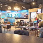 ペンギンのいるダイニングバー沖縄 - カウンターから店内全体