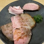 らーめんMAIKAGURA - 別皿680円　（炭火炙り肩ロース×2、薄切りローストポーク、完全なロゼの鴨ロース）