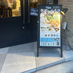 TOP BEAT CLUB - 入り口にメニューの表記が！どれも美味しそうで迷いました♪