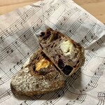 パンやきどころ RIKI - ブルーベリーとクランベリーの赤ワイン煮 クリームチーズを包んで ¥350