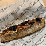 パンやきどころ RIKI - ドライストロベリーとホワイトチョコのバトン ¥350