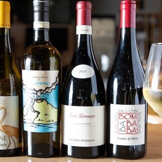 クラフトビールやワインなど、スタッフが厳選するこだわりのお酒