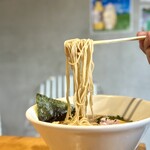 淡麗醤油らぁ麺 鶏松 - 醤油らぁめんの麺