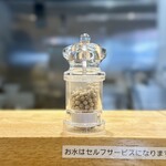 淡麗醤油らぁ麺 鶏松 - 味変グッズはこれだけ