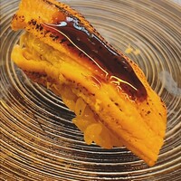 鮨 四 - 穴子。この煮穴子の味付けは美味しかった