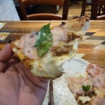 ピッツェリア・ゴンザ - このピッツァは生地が薄いけれど
      真ん中も他店の様にタラッタラで丸めるのが前提とは違い
      他店と比べるとあまり垂れない
      
      このお店独特な特徴だと思える