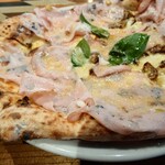 ピッツェリア・ゴンザ - グラナパダーノ（粉チーズ）の旨味と
      燻製されているモッツァレラチーズの旨味　が合わさり
      これは美味しいなあ❗️