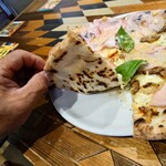 ピッツェリア・ゴンザ - 裏側の焼き具合