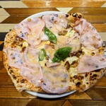 ピッツェリア・ゴンザ - ◯郡上産ポルニーチ茸とアグー豚の国産モルタデラハム
      短時間高温で焼かれているであろう
      コルニチョーネのパリッと感と、下は少し焦げ感
      生地自体のモッチリ感と、ハリというか腰感