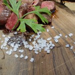 ピッツェリア・ゴンザ - 軽く塩とブラックペッパーが振られていて
      噛むと肉汁溢れるジューシーな感じで
      旨味感がシッカリとある❗️
      
      塩が足りなければ横に置かれている
      イタリアの塩を摘んで一緒に食べれば
      丁度よい味わいになる