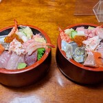 弁天鮨 - 生ちらし、並（左）と中盛（右）