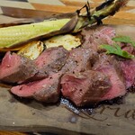 ピッツェリア・ゴンザ - ピッツァ窯で短時間で焼かれてあるであろう
      見た目だけでも肉汁が瑞瑞しく溢れていて
      中までキチンと火入れはされてるけれど
      ピンク色なレア気味な焼き加減となる