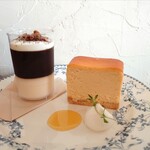 喫茶 tameiki - コーヒーゼリー 580円✨チーズケーキ 650円✨いずれも絶品♪向日葵から採れた生はちみつが添えてあります。