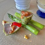 プロヴァンスの日曜日 - お昼のフルコース(\4,800) 季節のお任せオードブル：高知産鰹の香草パン粉焼き・中山のアスパラ