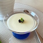 プロヴァンスの日曜日 - お昼のフルコース(\4,800) 季節のお任せオードブル：カリフラワーのムース、ランプフィッシュの卵