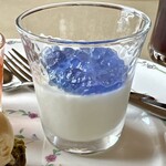 プロヴァンスの日曜日 - お昼のフルコース(\4,800) 季節の手作りデザート：ミルクプリン、バタフライピーのジュレ